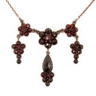 Collier mit Blume in der Mitte und TropfenAnhänger