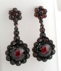 Rosettenohrringe mit gr.rundem MittelGranat