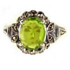 Ring mit imit. ovalem Peridot + Markasit