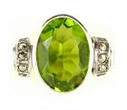 Ring mit imit. ovalem Peridot + Markasit