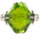 Ring mit  imit. oval Peridot + 2 Markasite