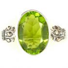Ring mit imit. ovalem Peridot + Markasit