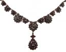 Impressiv Bohemian garnet drop necklace set allaround with garnets