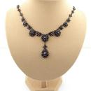 Impressiv Bohemian garnet drop necklace set allaround with garnets
