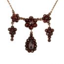 Collier mit Blume in der Mitte und TropfenAnhänger