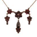 Collier mit Blume in der Mitte und TropfenAnhänger