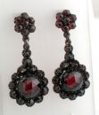 Rosettenohrringe mit gr.rundem MittelGranat